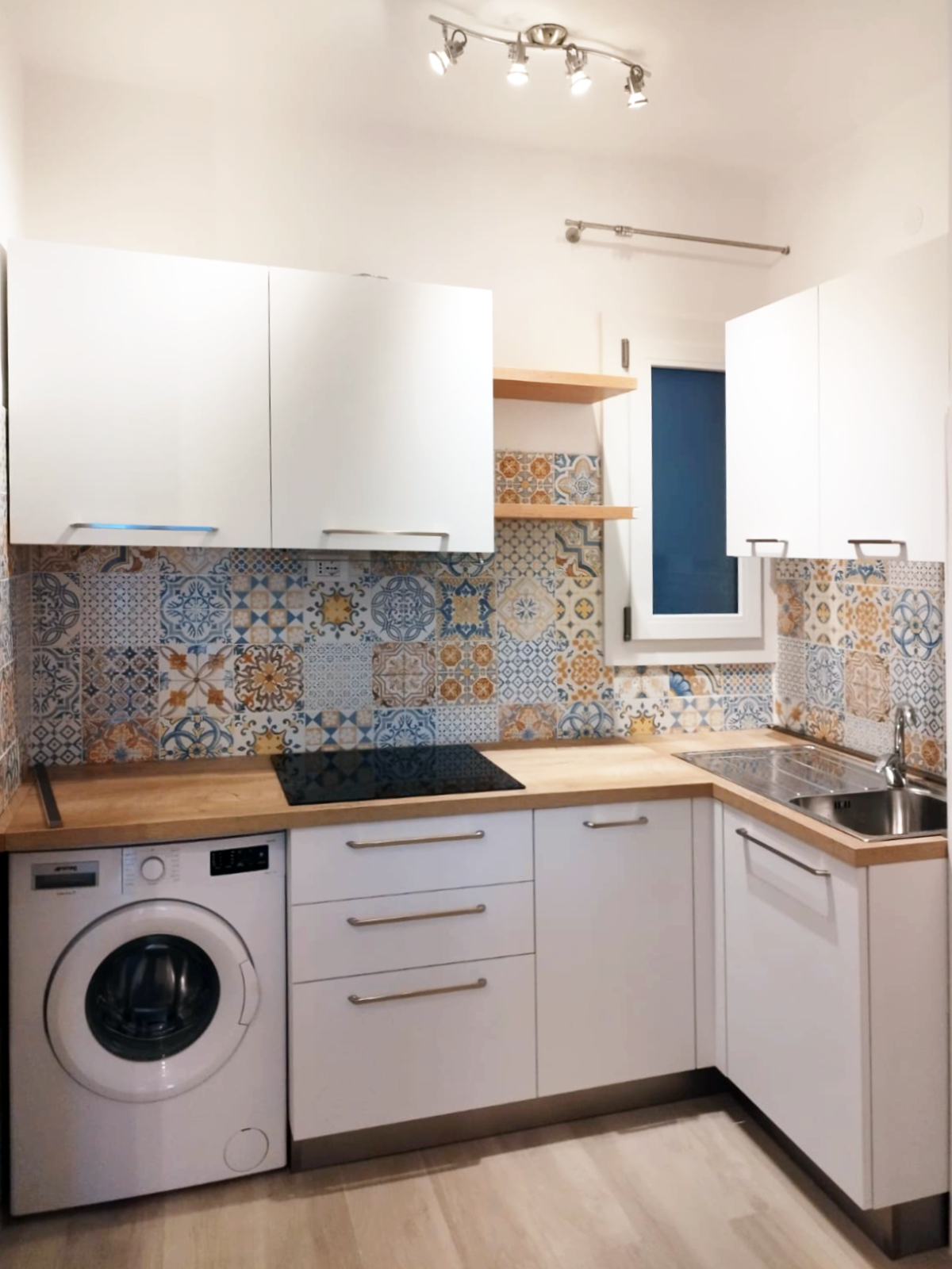 Cucina completamente attrezzata dell'appartamento PhotoWalkTour House