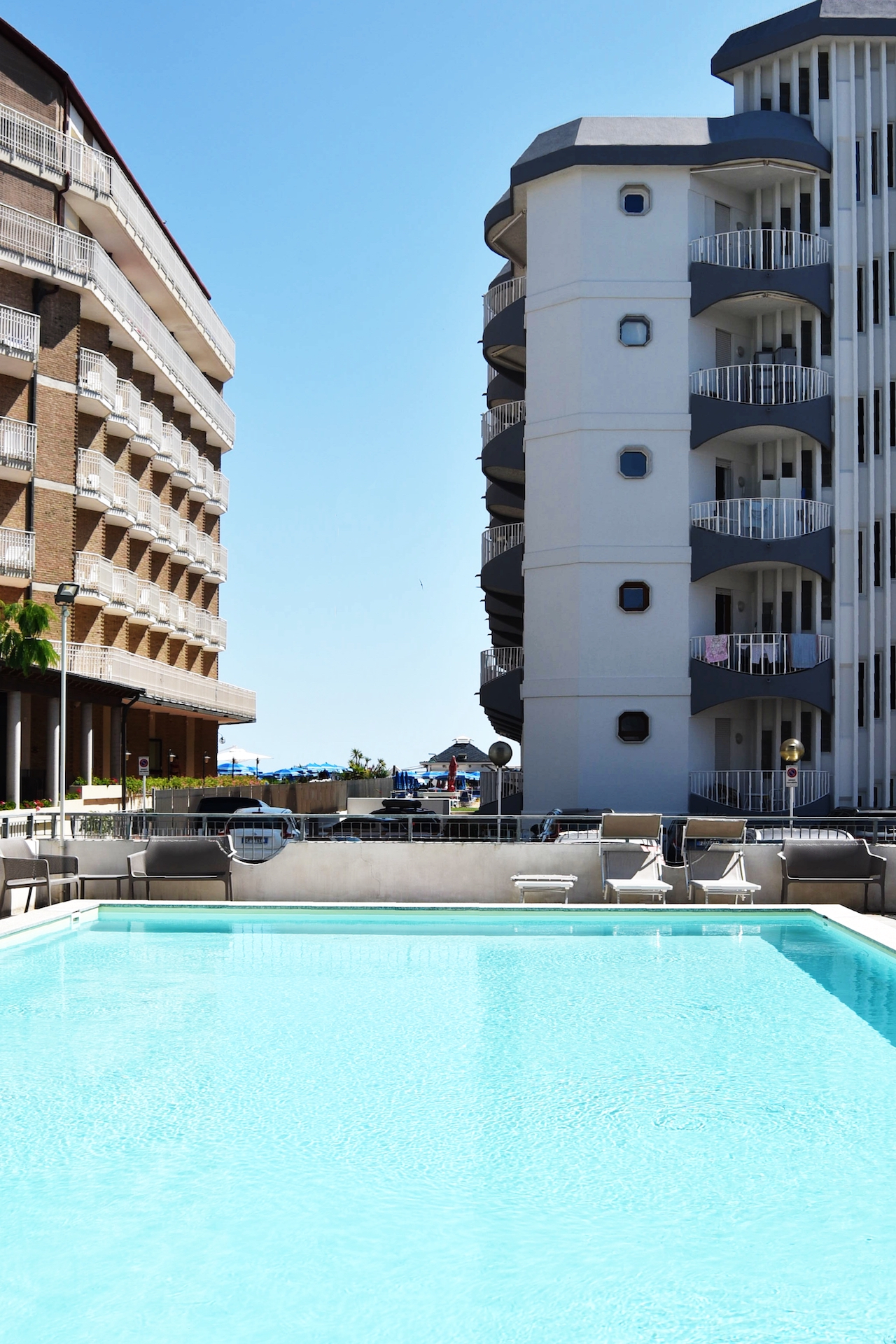 Piscina di PhotoWalkTour House con vista sul residence a Lido di Jesolo