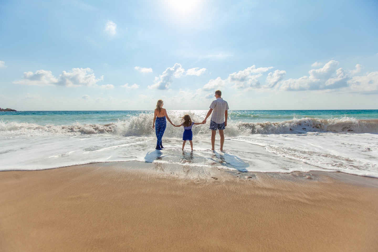 Famiglia che cammina sulla spiaggia vicino a PhotoWalkTour House a Lido di Jesolo