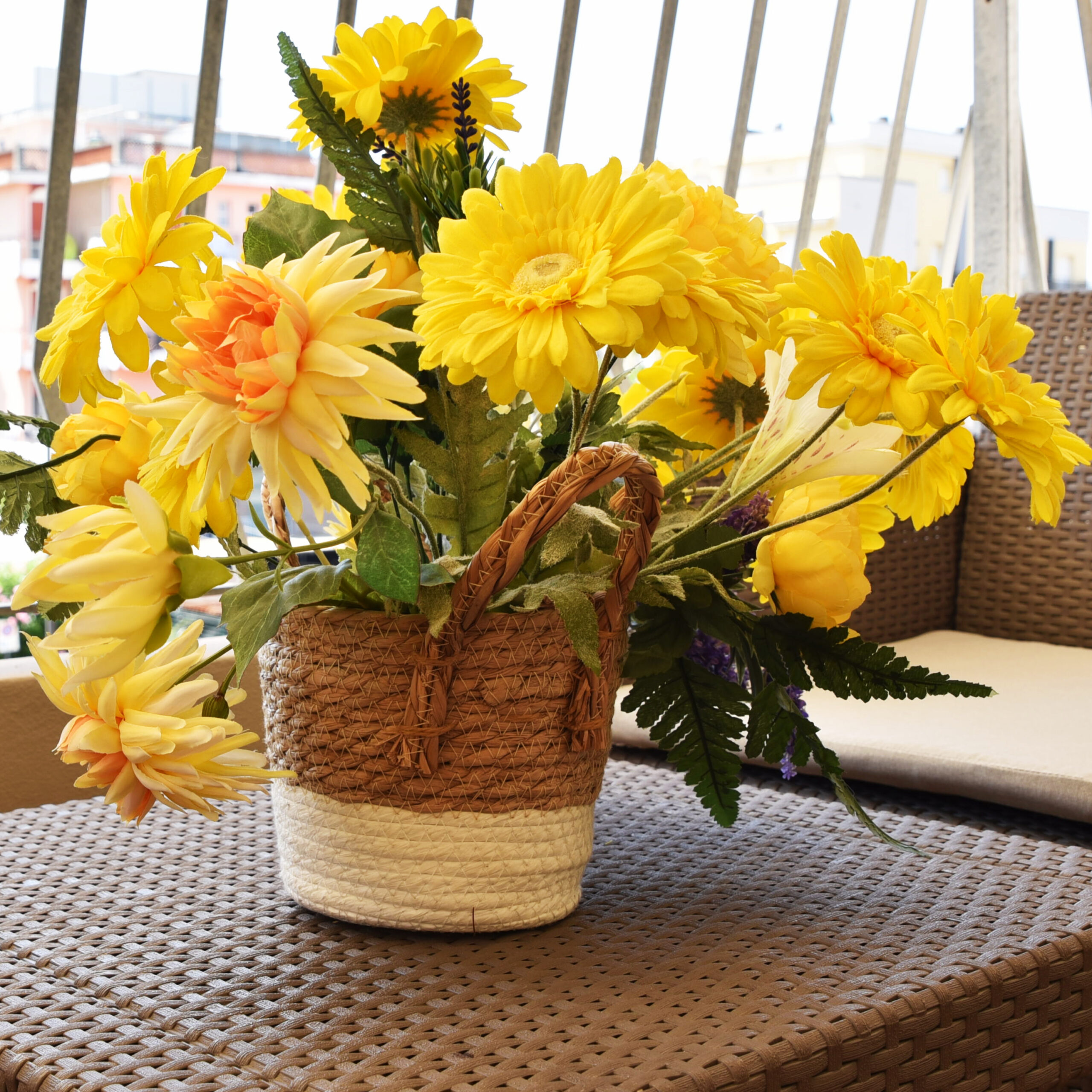 Composizione di fiori gialli sulla terrazza di PhotoWalkTour House
