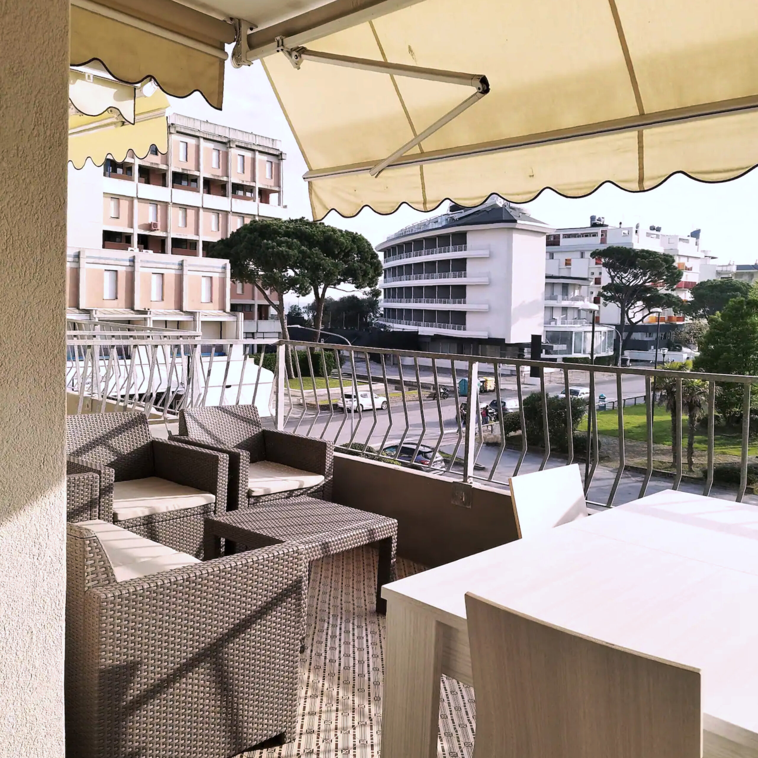 Terrazza arredata dell'appartamento PhotoWalkTour House a Lido di Jesolo