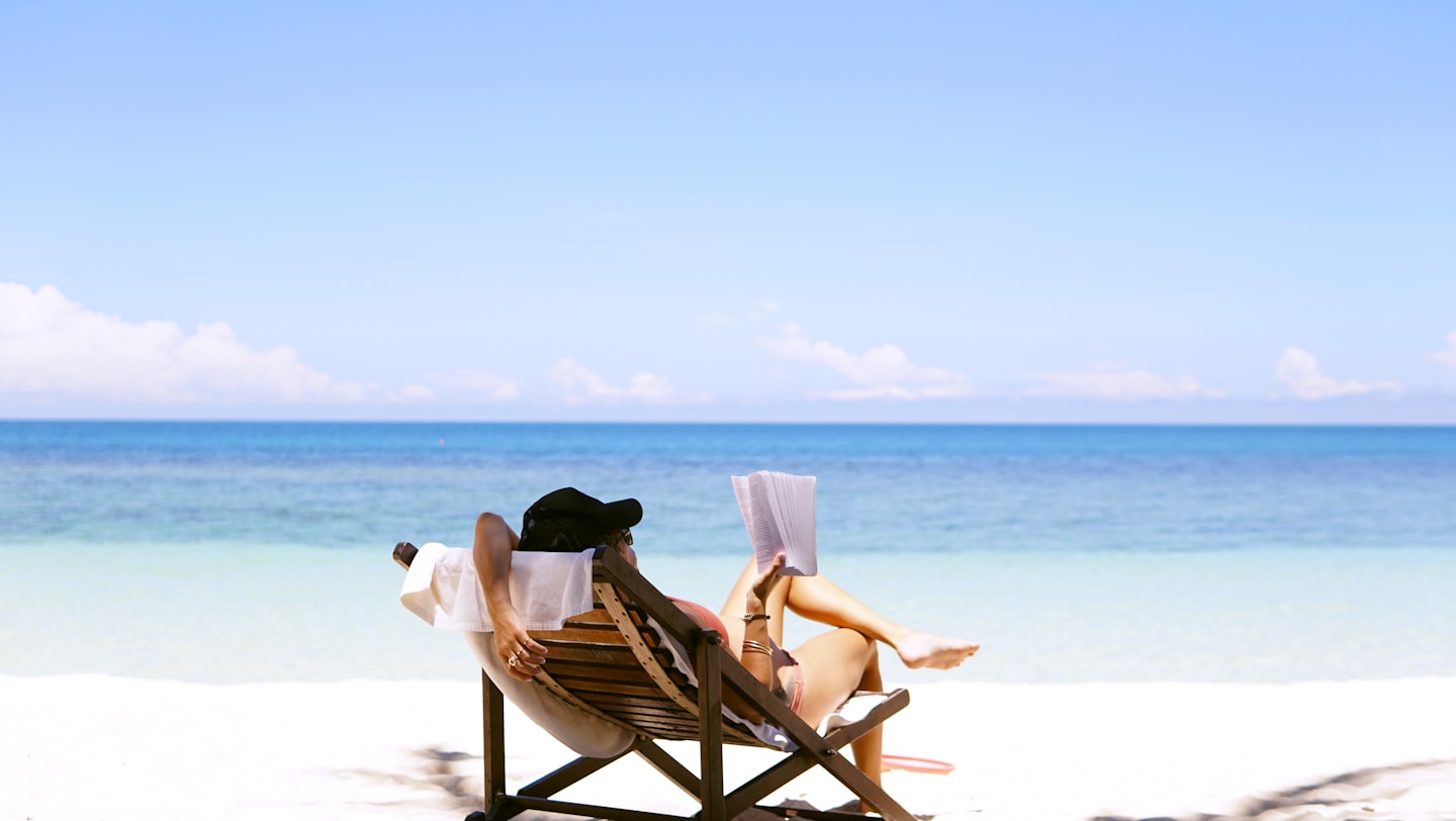 Relax in spiaggia con lettura vicino a PhotoWalkTour House