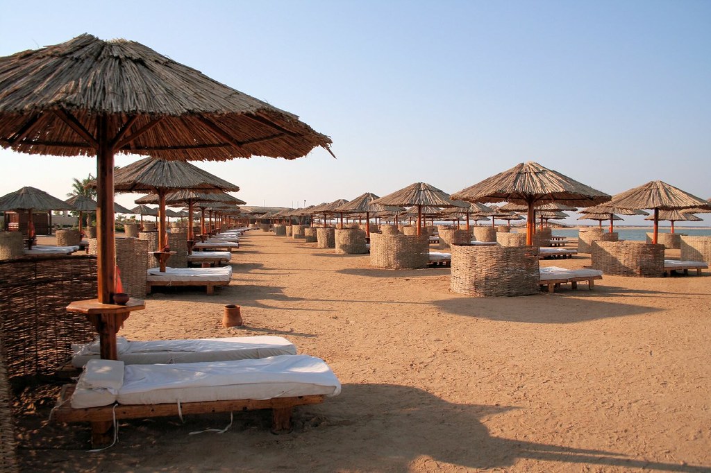 Lettini e ombrelloni su una spiaggia in estate, per Ferragosto