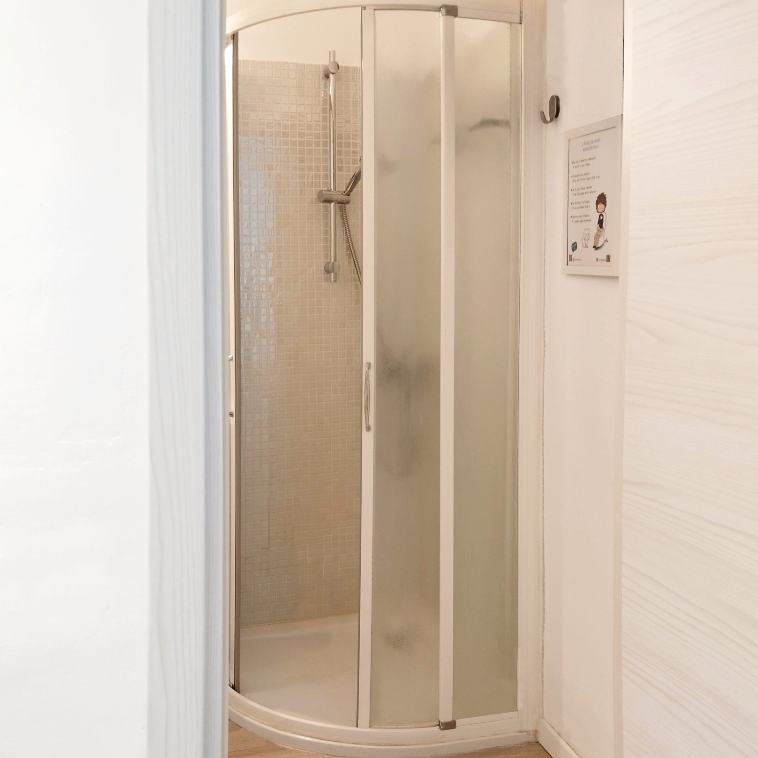 Doccia del bagno dell'appartamento PhotoWalkTour House