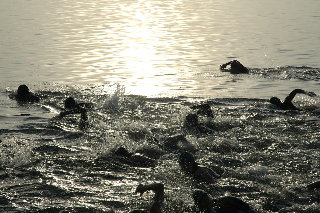 Partenza in acqua di una gara di triathlon, come l'Ironman 70.3 Venice-Jesolo