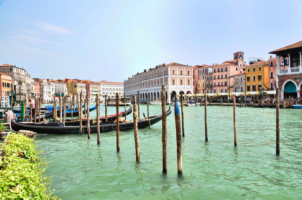 Gondole e imbarcazioni storiche sul Canal Grande a Venezia