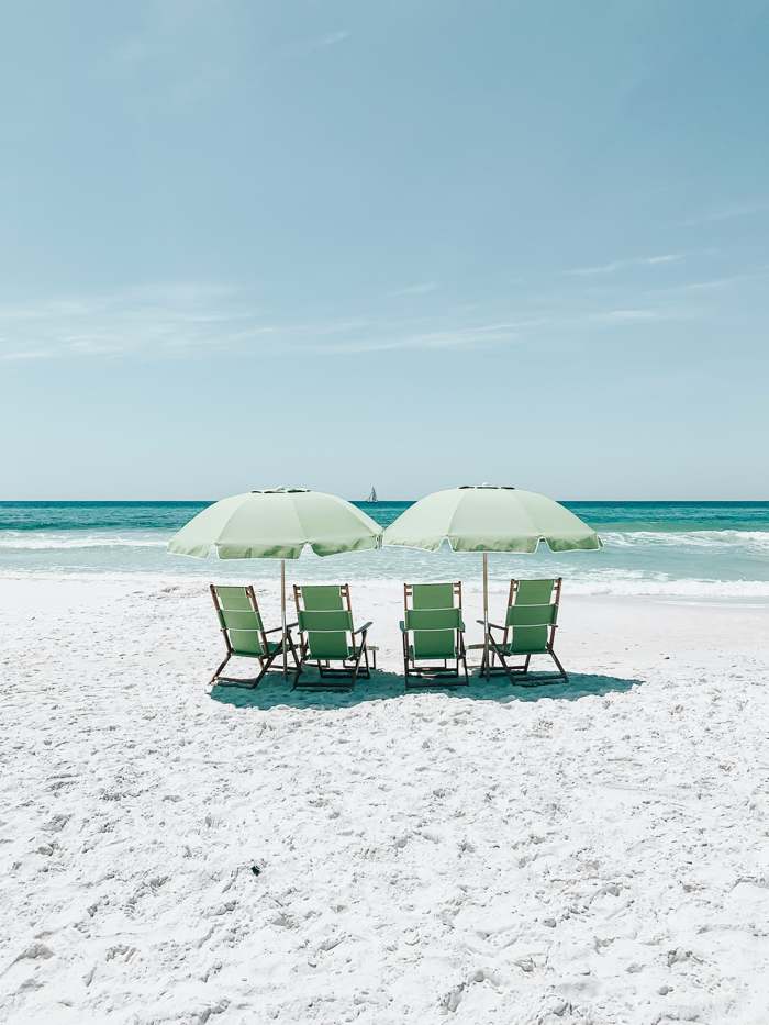 Ombrelloni e sdraio sulla spiaggia vicino a PhotoWalkTour House