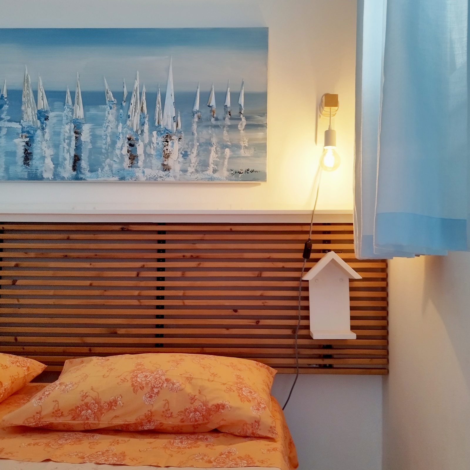 Camera da letto con quadro barche a vela dell'appartamento PhotoWalkTour House