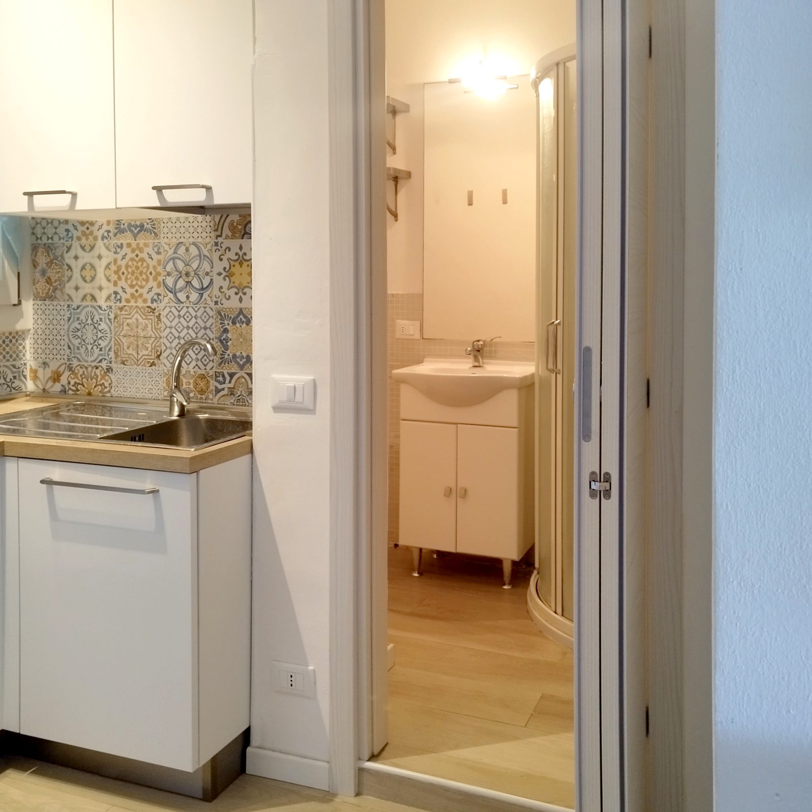 Corridoio con vista su cucina e bagno dell'appartamento PhotoWalkTour House