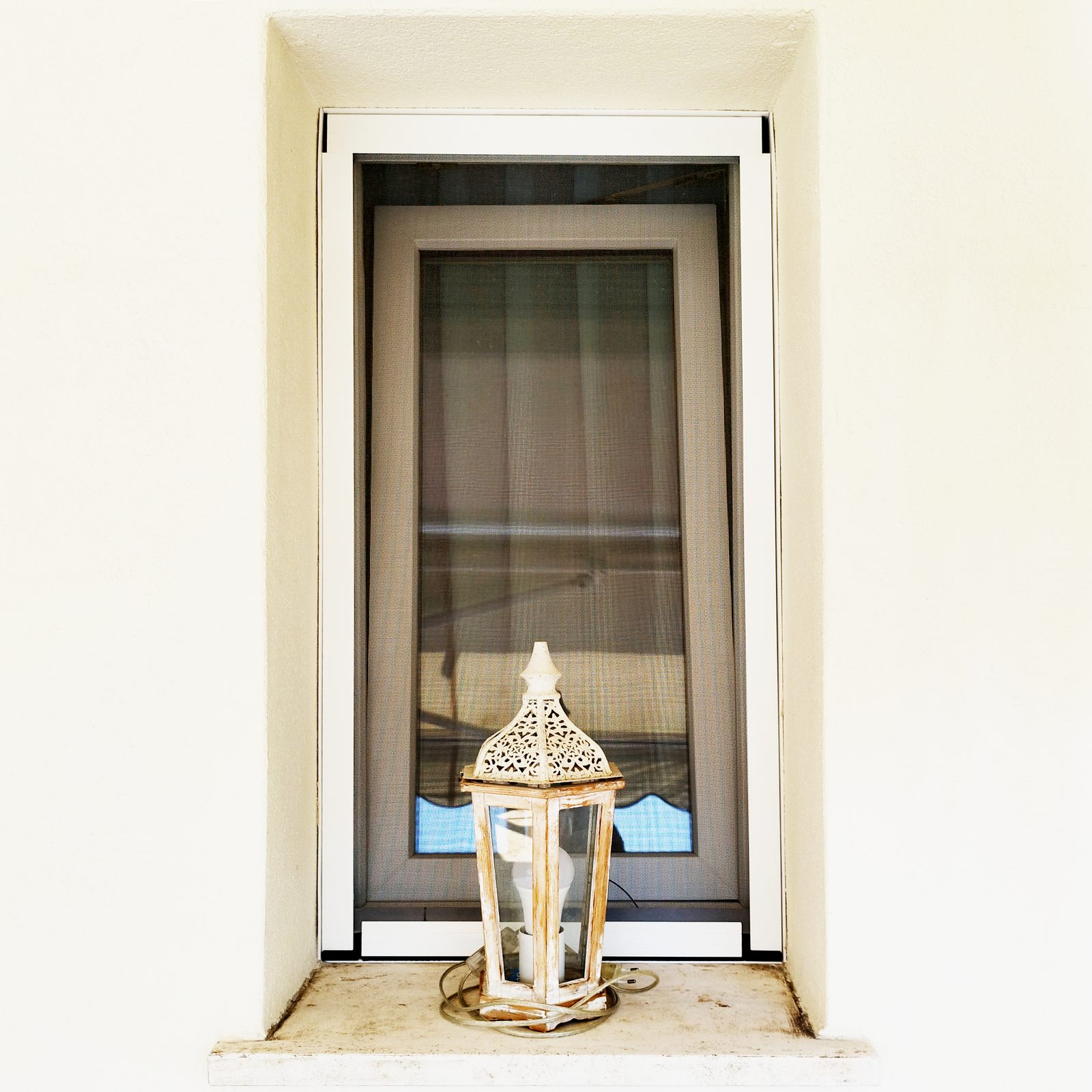 Dettaglio d'arredo con lanterna decorativa dell'appartamento PhotoWalkTour House