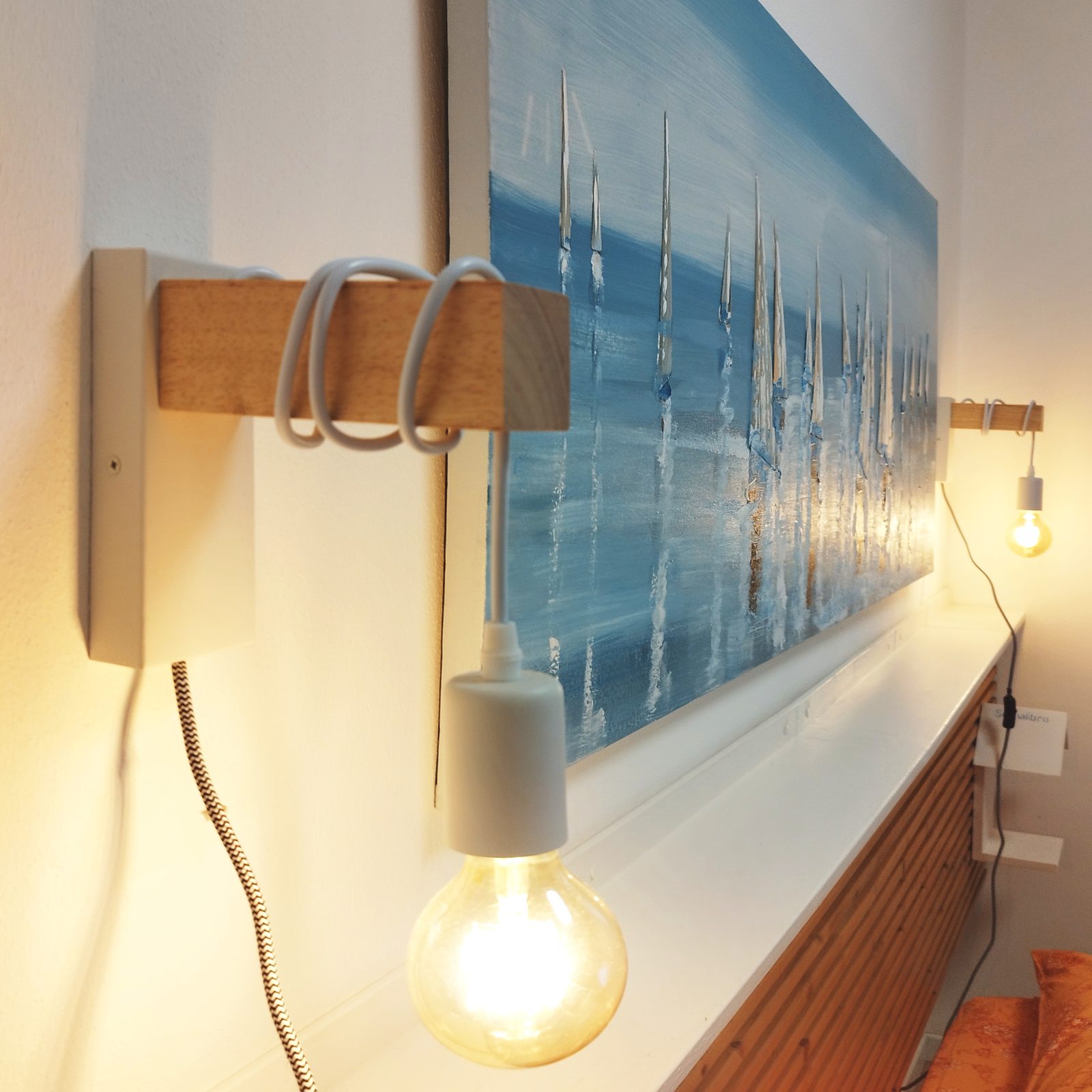 Dettaglio camera da letto con quadro e lampade a sospensione dell'appartamento PhotoWalkTour House