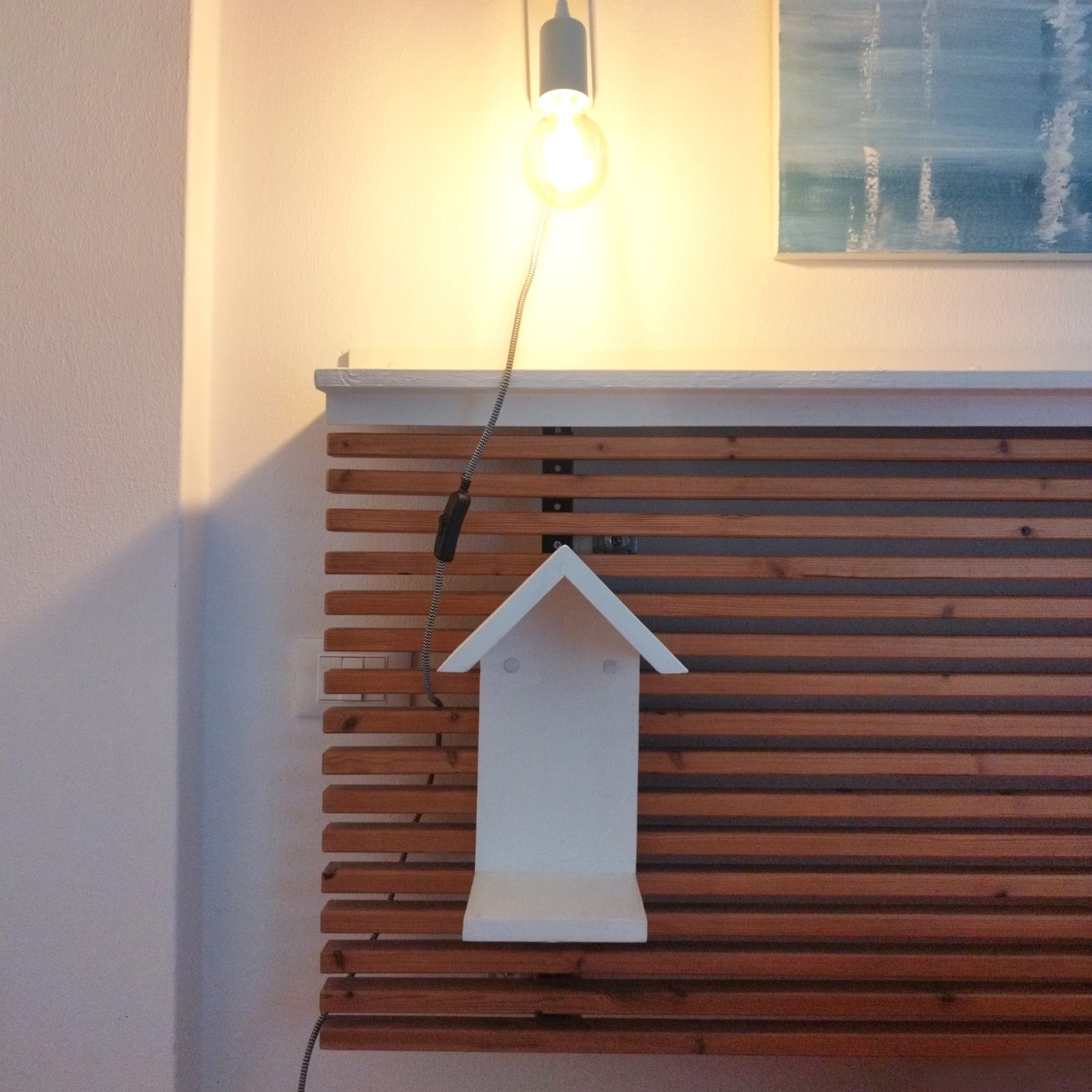 Dettaglio illuminazione della camera da letto dell'appartamento PhotoWalkTour House